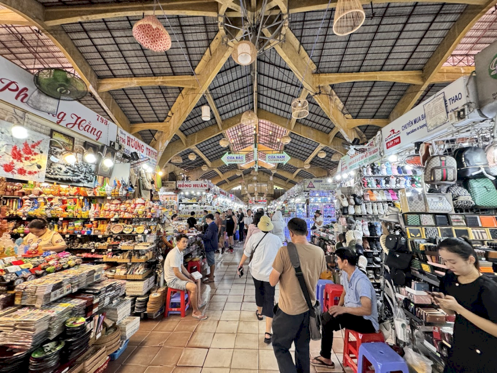 サイゴン (Saigon) の象徴である Ben Thanh 市場 (ベンタインいちば) は、手工芸品、織物、お土産の究極の目的地です